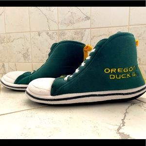 DUCKS fans! Look smashing in your Oregon Ducks plush booties; Men’s large.